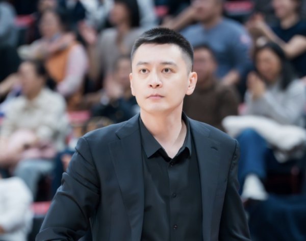 不悦裁判判罚! 辽宁流畅被吹三次时间犯规，杨鸣被隔断