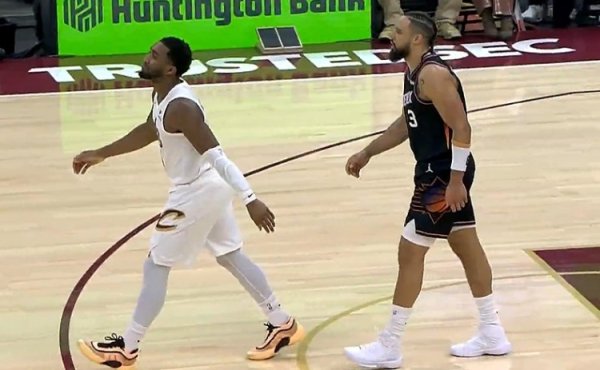 不要上面！狄龙单打米切尔撤步中投 但发球前撞倒米切尔送罚球