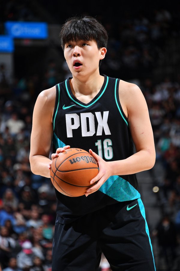 杨瀚森在场上的叛逆性更强了 同期在遑急端的存在感也更多一些